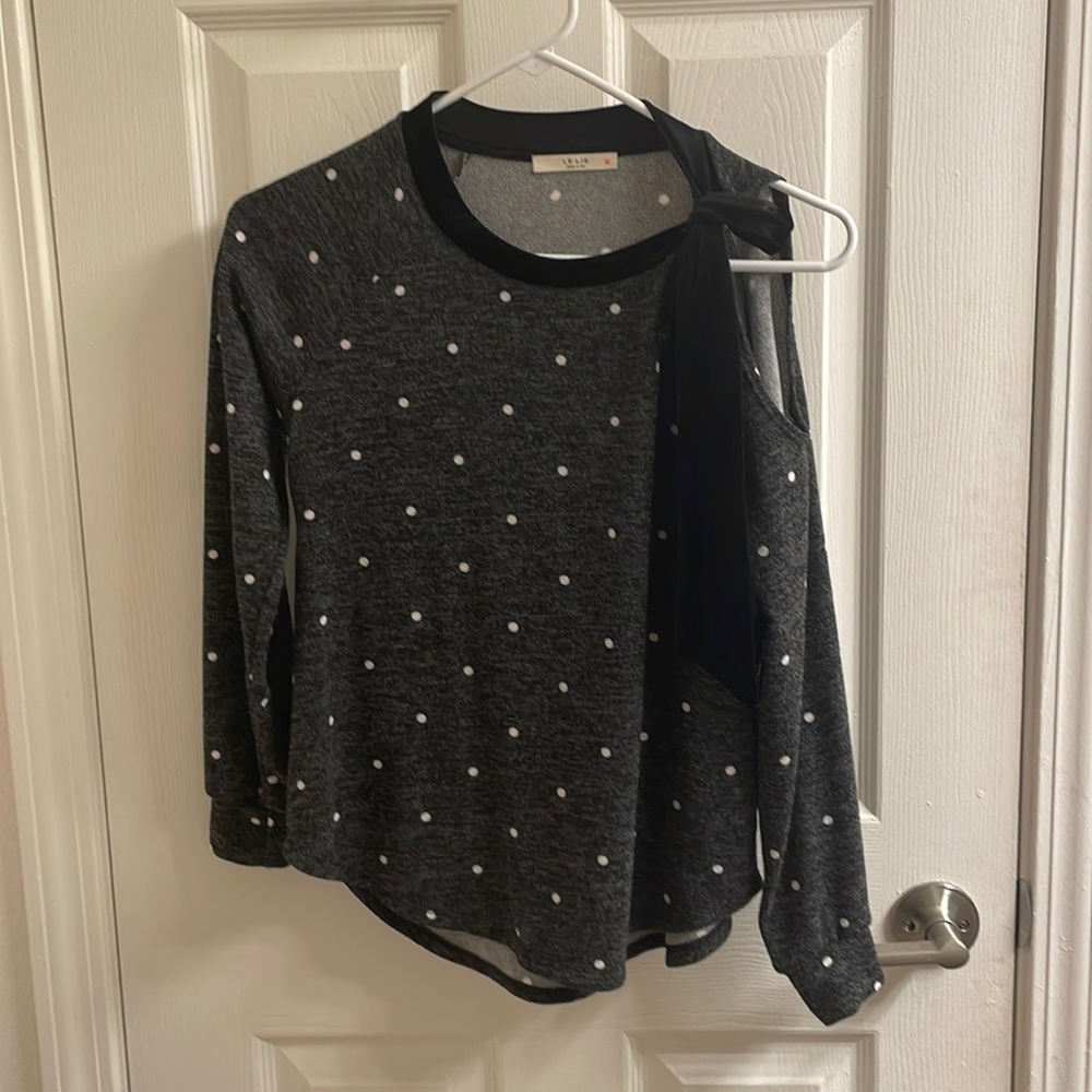 LE LIS Theodore Velvet Ribbon Single Cold Shoulder Knit Top